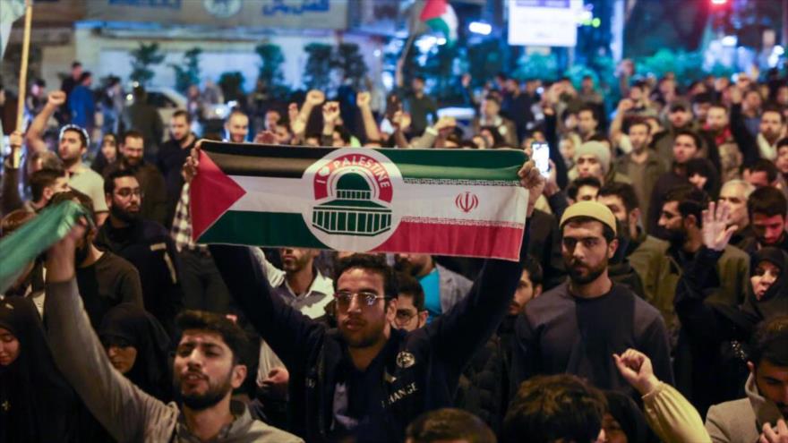 Ciudadanos iraníes protestan contra crímenes israelíes tras ataque del régimen de Israel contra un hospital en Gaza, 17 de octubre de 2023.