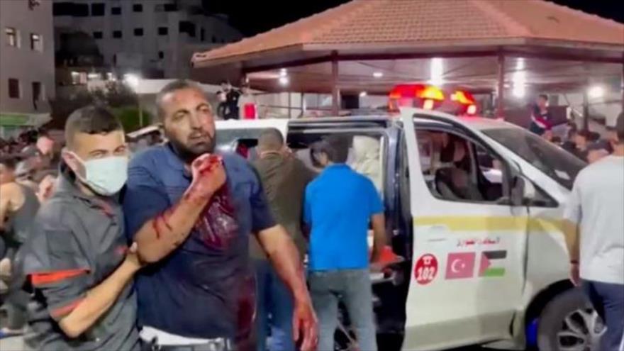 Una persona herida es trasladada a otro hospital, tras el ataque israelí al hospital Al-Ahli, Gaza. 17 de octubre de 2023. Foto: Reuters