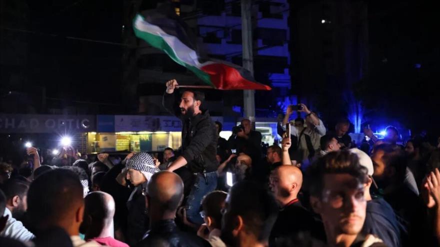 Manifestantes gritan consignas en solidaridad con el pueblo de Gaza frente a la embajada de EE.UU. en Awkar, un suburbio de Beirut, El Líbano, 17 de octubre de 2023. 