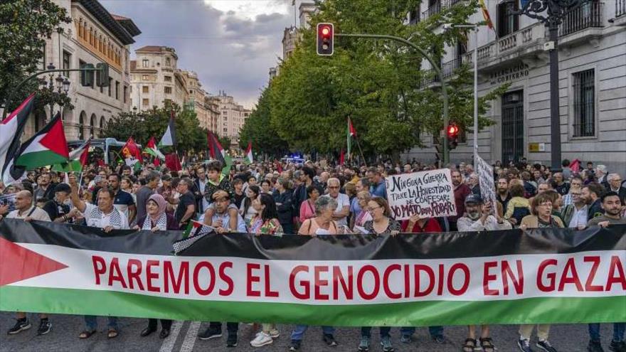 Los españoles celebran una marcha solidaria con el pueblo palestino en la ciudad de Santander, 18 de octubre de 2023. (Foto: EFE)