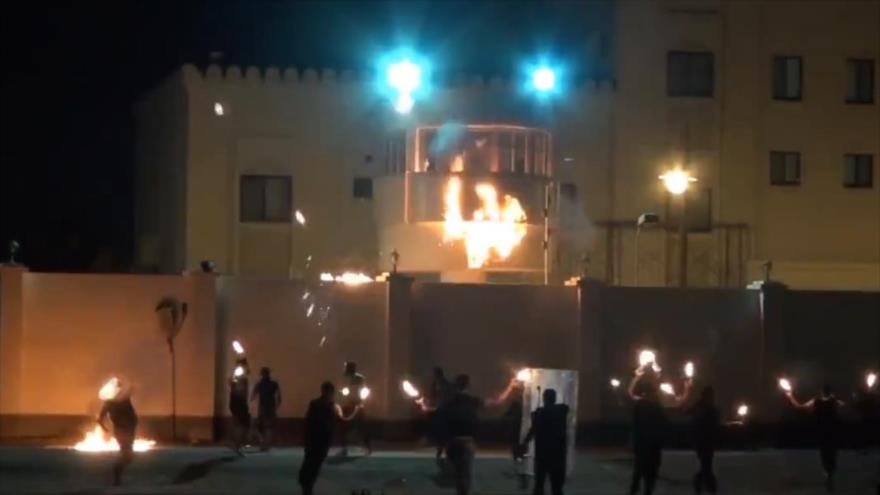 Manifestantes bareiníes atacan embajada de Israel.