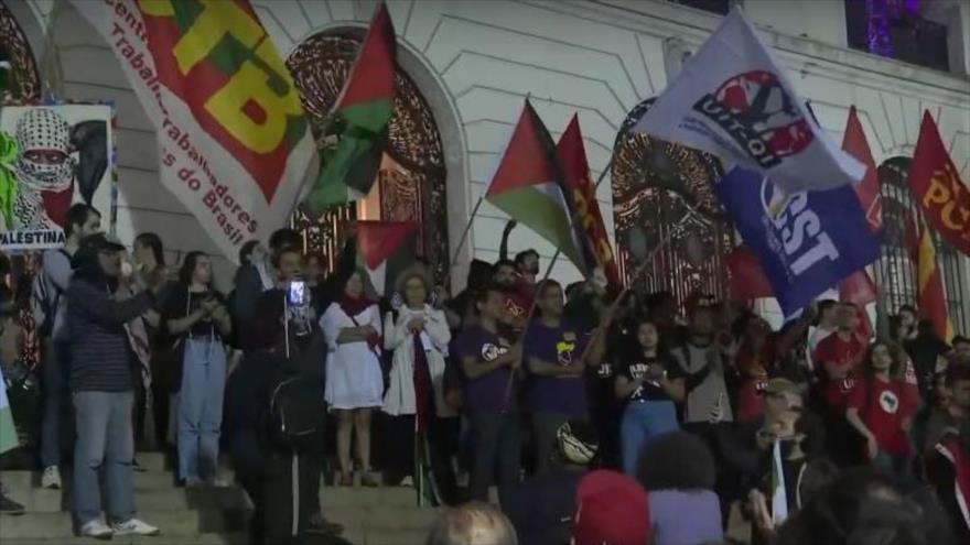 Centenares de activistas propalestinos se reunieron en la plaza Cinelandia, frente el Ayuntamiento de Río de Janeiro, el 19 de octubre de 2023. 