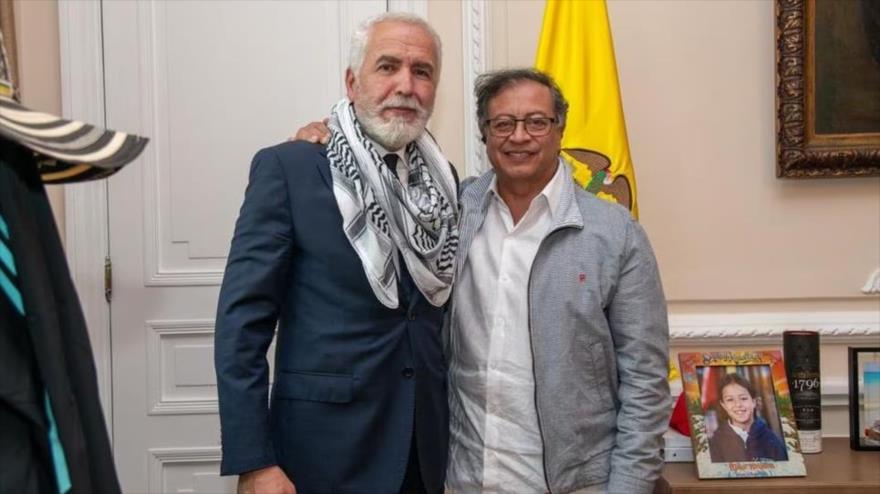El presidente colombiano, Gustavo Petro (Dcha) junto al embajadores de Palestina en Colombia, Raouf Almalki, Bogotá, Colombia, 19 de octubre de 2023.
