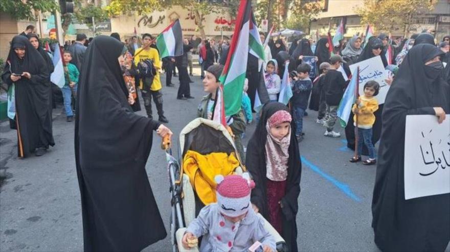 Madres y niños iraníes se manifiestan en Teherán en solidaridad con Gaza, 20 de octubre de 2023.