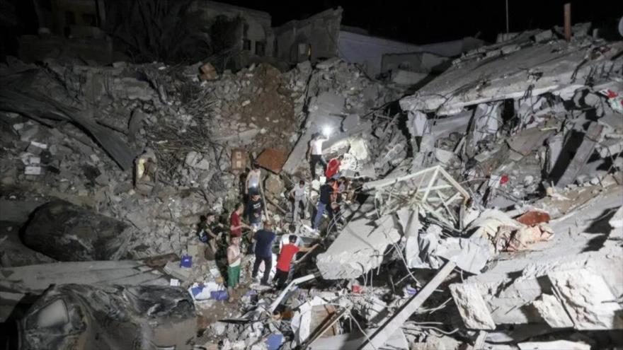 La gente inspecciona el área de la Iglesia Ortodoxa Griega después de un ataque israelí en Gaza, 20 de octubre de 2023. 