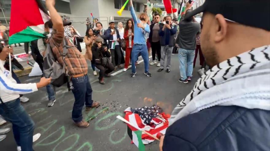 Queman bandera de EEUU en Quito por apoyar crímenes israelíes en Gaza