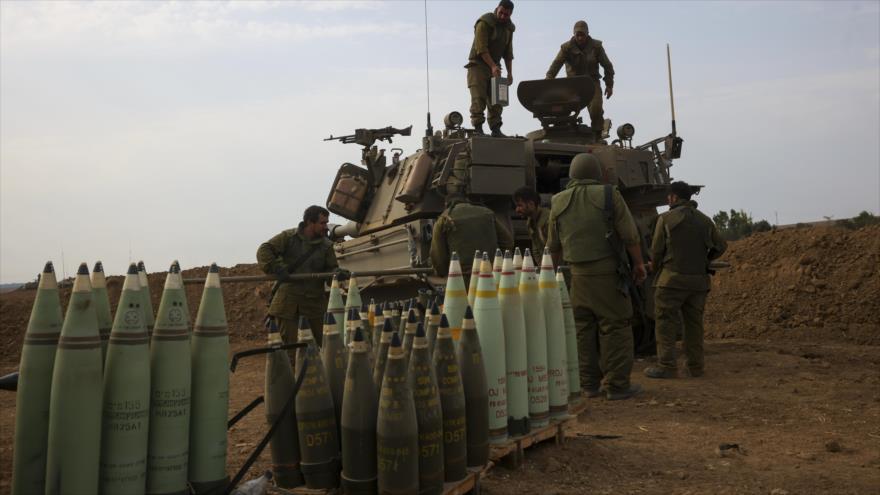 Tropas israelíes posicionando obuses estadounidenses M109 de 155 mm cerca de Sderot, cerca de la frontera con Gaza, 9 de octubre de 2023.