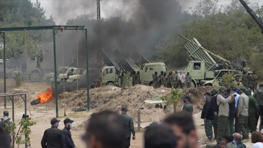 Hezbolá lleva a cabo un ejercicio militar en la aldea de Aramata, distrito de Yezin, al sur de El Líbano, 21 de mayo de 2023. (Foto: AP).