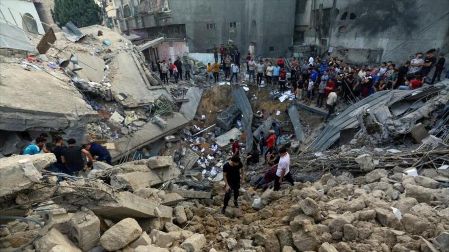 Palestinos inspeccionan el sitio donde había la Iglesia Ortodoxa Griega, destruida por los ataques de Israel a Gaza, 20 de octubre de 2023.