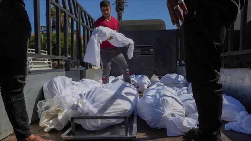 Cuerpos sin vida de palestinos asesinados en los bombardeos israelíes en Gaza, 15 de octubre de 2023. (Foto: AP)
