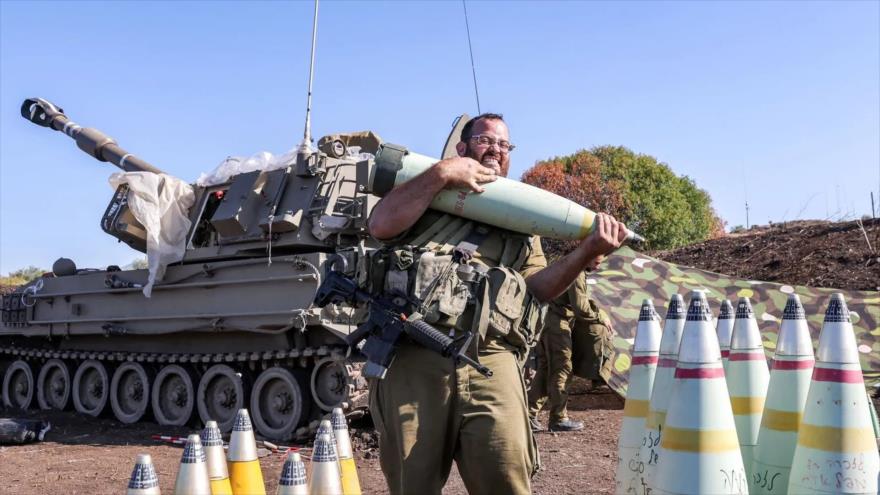 Un soldado israelí porta un proyectil de artillería de 155 mm cerca de la frontera entre los territorios ocupados y El Líbano, 18 de octubre de 2023.