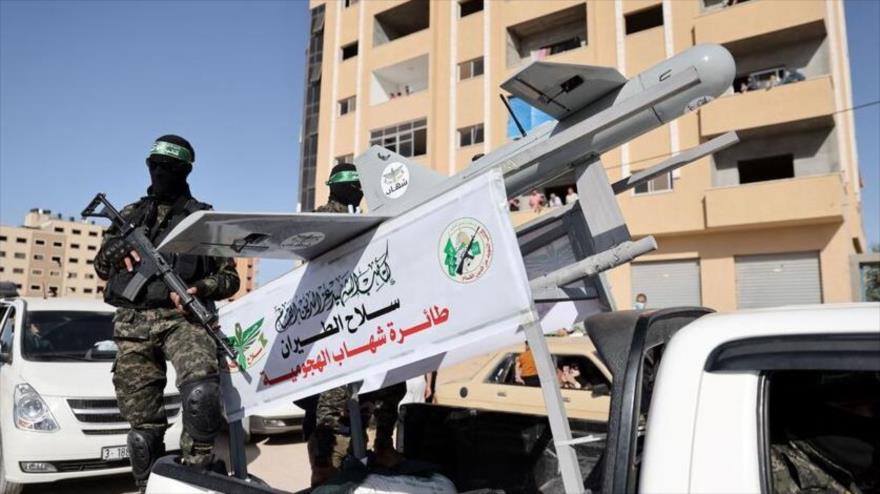 Combatientes de las Brigadas Ezzedin Al-Qassam, brazo armado de HAMAS, muestran su dron de ataque “Shahab”.