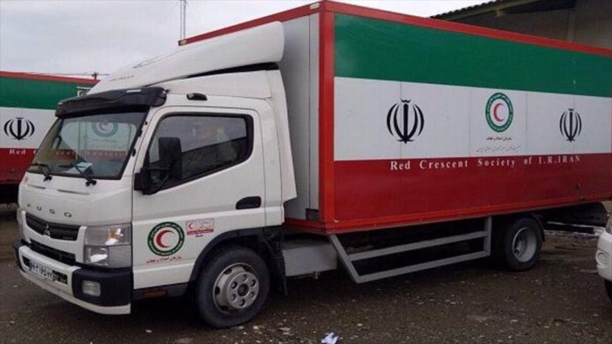 La foto muestra un camión lleno de ayuda humanitaria iraní con destino al Afganistán afectado por el terremoto.