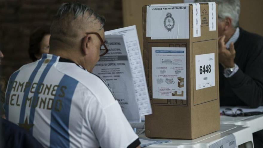 Vista de una mesa electoral durante las elecciones presidenciales en Buenos Aires, la capital de Argentina, 22 de octubre de 2023.