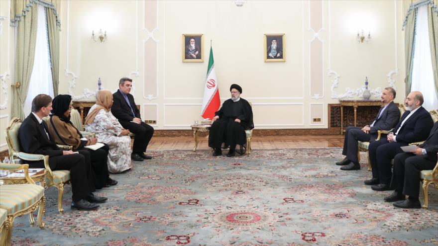 El presidente de Irán, Ebrahim Raisi (c ), reunido con la ministra de Relaciones Exteriores de Sudáfrica, Naledi Pandor, Teherán, 22 de octubre de 2023. (Foto: President.ir)