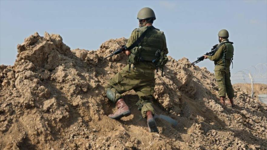 Soldados israelíes toman una posición en el Kibbutz Beeri, cerca de la Franja de Gaza, 22 de octubre de 2023. (Foto: AFP)