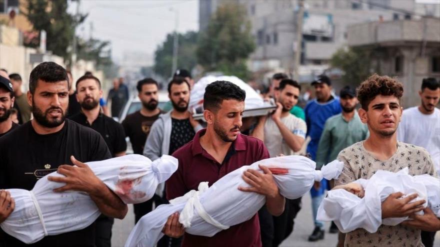 Palestinos cargan cuerpos de niños asesinados en los bombardeos israelíes en la Franja de Gaza, 23 de octubre de 2023. (Foto: Getty Images)