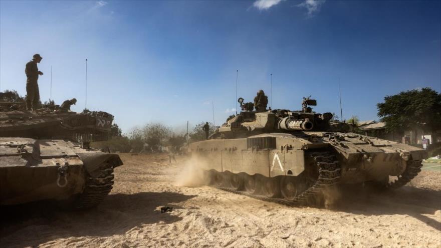 Tanques israelíes se posicionan en las afueras de Kibbutz Beeri, cerca de la frontera con la Franja de Gaza, 20 de octubre de 2023. (Foto: AFP)