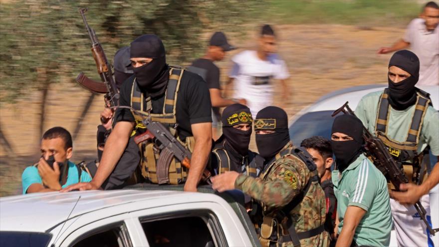 Combatientes palestinos se dirigen hacia la frontera con los territorios ocupados por Israel desde Jan Yunis en el sur de Gaza, 7 de octubre de 2023. (Foto: AFP)