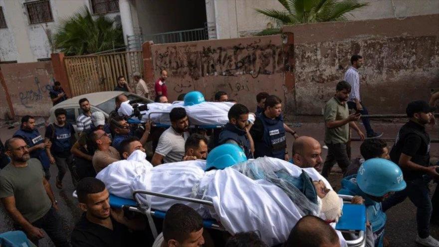 Los cuerpos de dos periodistas palestinos, Mohammed Soboh y Said al-Tawil, que fueron asesinados en un ataque aéreo israelí en Gaza, 10 de octubre de 2023. 