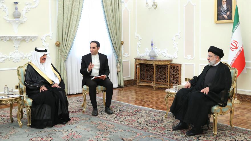 El presidente iraní, Ebrahim Raisi (dcha.), recibe al nuevo embajador saudí, Abdulá bin Saud al-Anazi, Teherán, 24 de octubre de 2023.