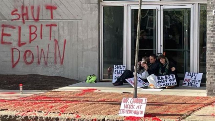 Activistas bloquean la entrada de las instalaciones de la compañía de armas israelí Elbit Systems en Cambridge, Massachusetts, EE.UU., 12 de octubre de 2023.