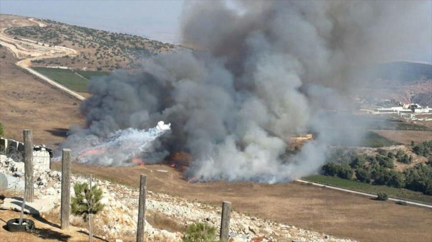 El humo se eleva cerca del asentamiento israelí de Avivim luego de un ataque con misiles antitanque desde El Líbano, 1 de septiembre de 2019.