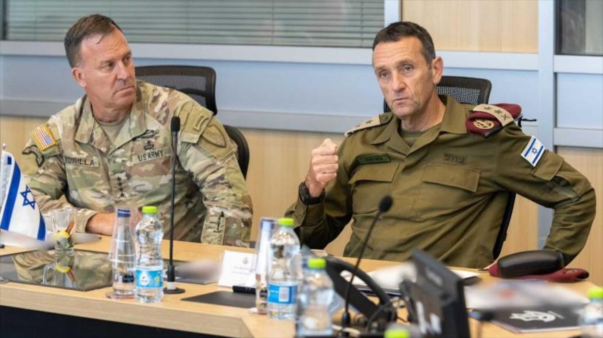 El jefe del Centcom, general Michael Erik Kurilla (izda.) y el jefe del ejército israelí, Herzi Halevi, se reúnen en Tel Aviv, 30 de mayo de 2023. (Foto: archivo).