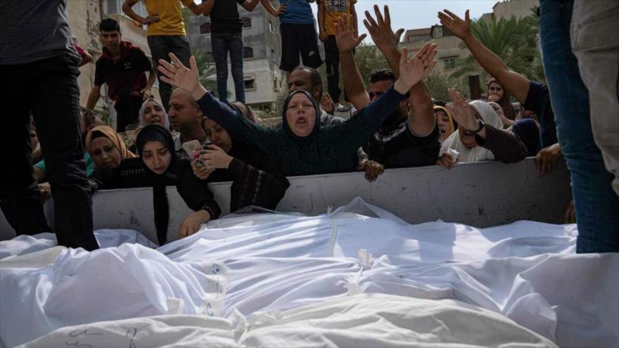 Los familiares lloran a las personas muertas en un ataque aéreo israelí en la ciudad de Gaza, 9 de octubre de 2023. (Foto: AP)