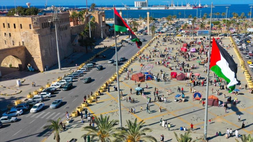 La bandera palestina izada junto a la bandera libia en la emblemática Plaza de los Mártires de Trípoli.