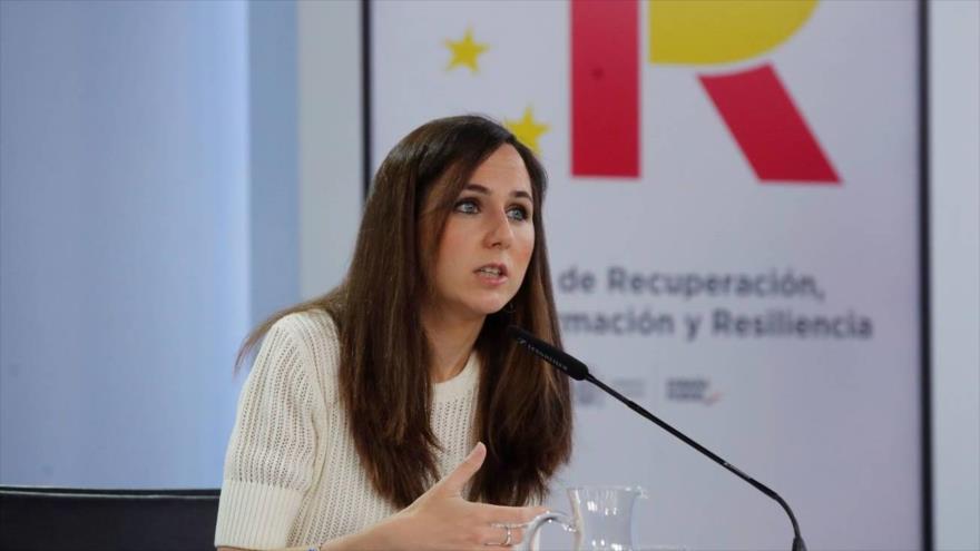 la ministra en funciones de Derechos Sociales del Gobierno de España, Ione Belarra, habla en un mitin. 