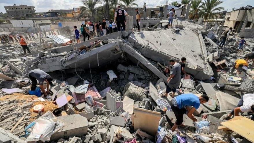 La gente inspecciona los restos de un edificio destruido tras el bombardeo israelí en Jan Yunis, en el sur de la Franja de Gaza, el 18 de octubre de 2023.(Foto: Getty Images)