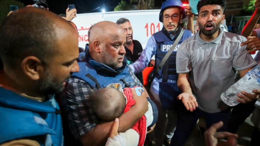 El periodista de Al Jazeera Wael Dahdouh abraza el cuerpo sin vida de su nieto asesinado en un ataque israelí en Gaza, 26 de octubre de 2023.