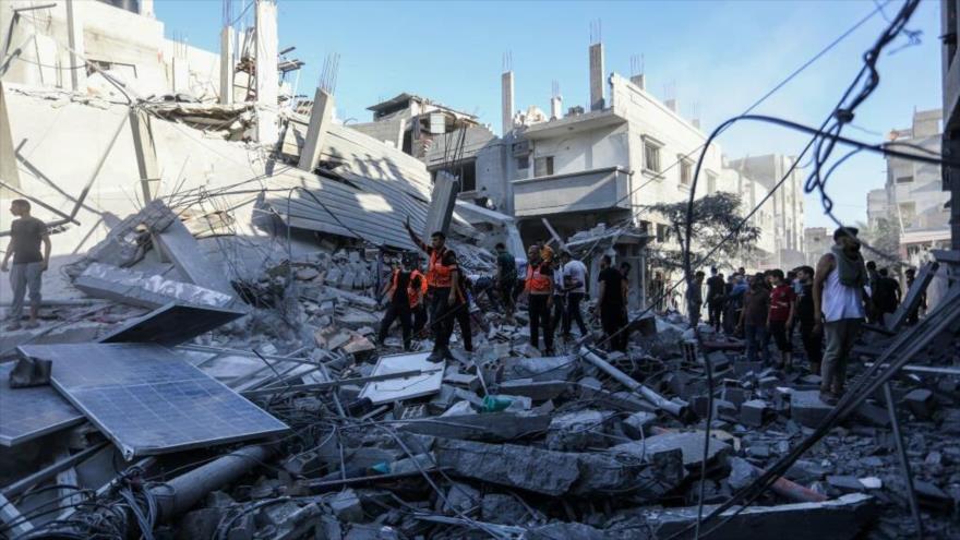 Equipos de rescate realizan operaciones de búsqueda entre los escombros de los edificios destruidos tras ataques aéreos israelíes en Gaza, 26 de octubre de 2023.