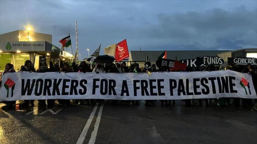 Manifestantes propalestinos bloquean las puertas de Instro, una filial de la compañía de armas israelí Elbit Systems en Kent, el Reino Unido, 26 de octubre de 2023.