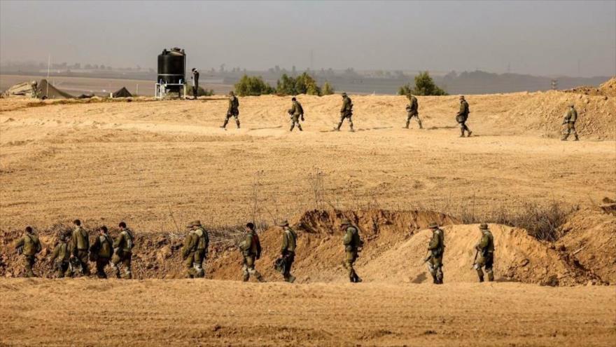 Soldados del ejército israelí caminan en una posición cerca de la Franja de Gaza, 27 de octubre de 2023.