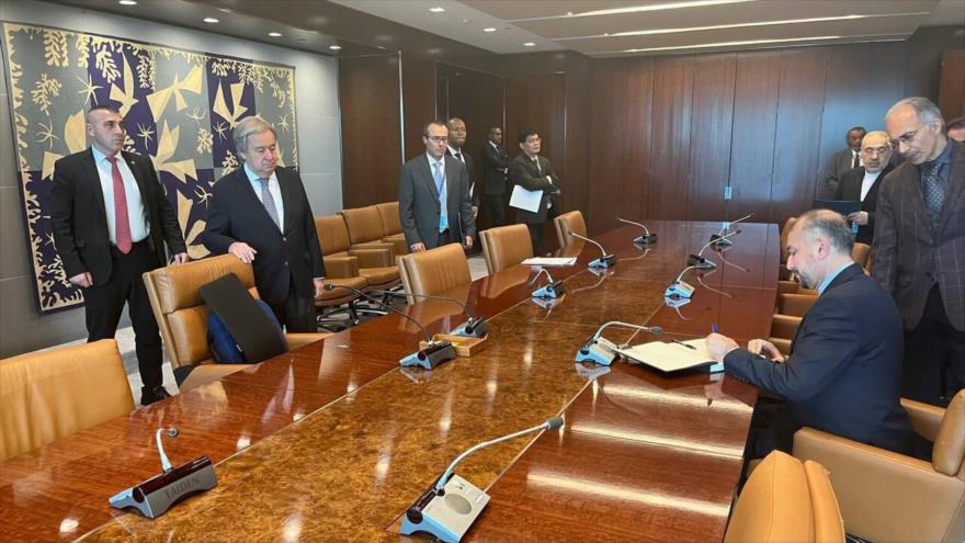 El canciller iraní, Hosein Amir Abdolahian, y el secretario general de las Naciones Unidas, Antonio Guterres, 27 de octubre de 2023.