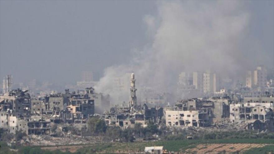 El humo se eleva tras un ataque aéreo israelí en la Franja de Gaza, 28 de octubre de 2023.
