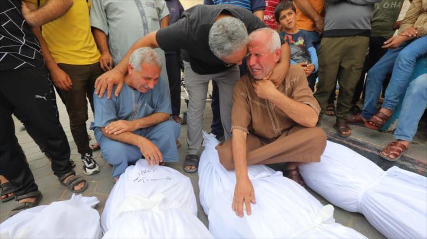 Palestinos lloran por sus seres queridos que murieron en un ataque aéreo israelí en Gaza, 27 de octubre de 2023. (Foto: APA)