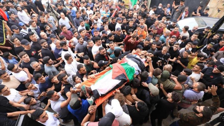 Palestinos acompañan procesión fúnebre del joven palestino Rammah Jalal al-Din Qutaishat, asesinado a tiros en un ataque militar israelí nocturno, en la ciudad de Tammun, Cisjordania ocupada, 29 de octubre de 2023