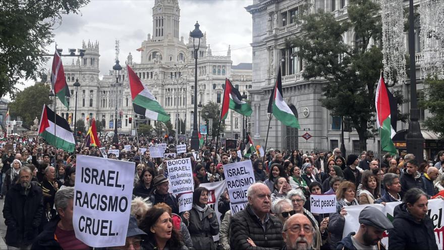 Una marcha en Madrid, capital de España, en protesta por los crímenes de Israel contra Gaza, 29 de octubre de 2023.