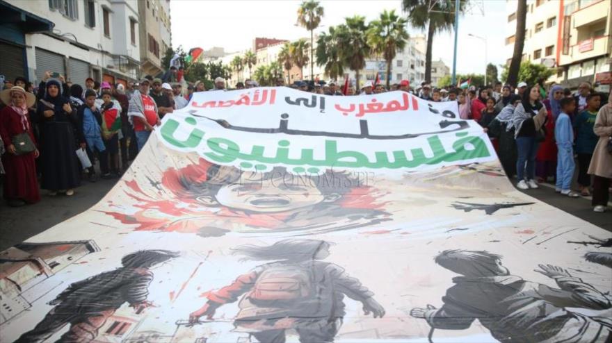 Manifestantes ondean banderas palestinas y fotografías de las víctimas de la guerra israelí contra Gaza en una marcha en Casablanca, 29 de octubre de 2023.