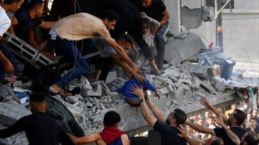 Ciudadanos palestinos sacan a dos niños de los escombros de un edificio en Gaza.