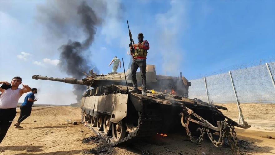 Combatientes de HAMAS destruyen un tanque de las fuerzas israelíes cerca de la ciudad de Gaza, 7 de octubre de 2023.