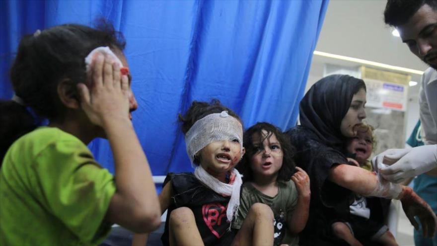 Crianças feridas recebendo tratamento no hospital Shifa, na Faixa de Gaza, 12 de outubro de 2023.