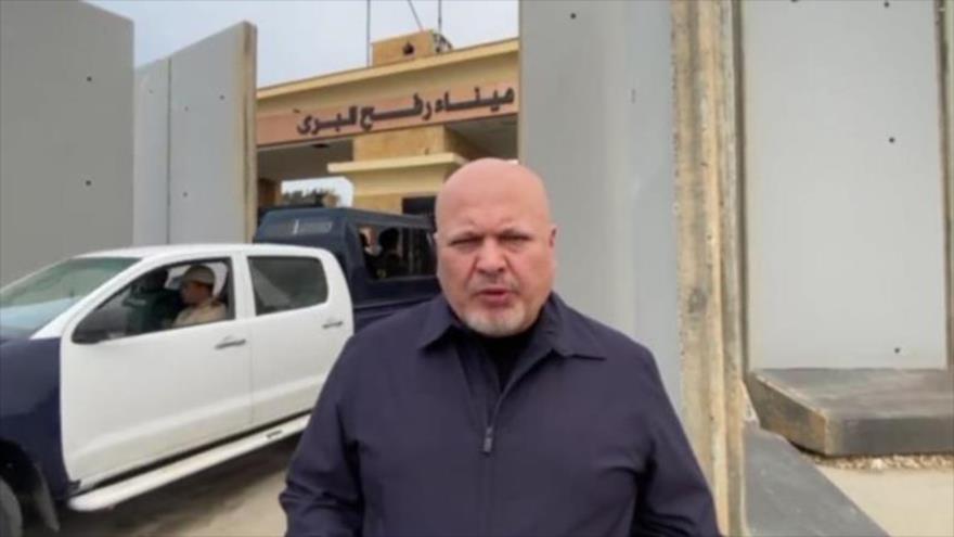 El fiscal jefe de la Corte Penal Internacional (CPI), Karim Khan, en el paso fronterizo de Rafah, entre Egipto y Franja de Gaza, 29 de octubre de 2023.