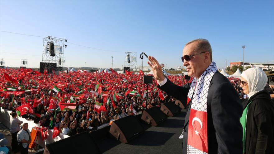 El presidente turco, Recep Tayyip Erdogan, saluda en una manifestación propalestina en Estambul, 28 de octubre de 2023.