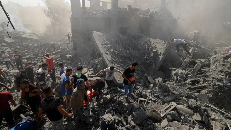 La gente busca supervivientes y los cuerpos de las víctimas entre los escombros de los edificios destruidos durante un bombardeo israelí en Gaza, octubre de 2023. (Foto: AFP)