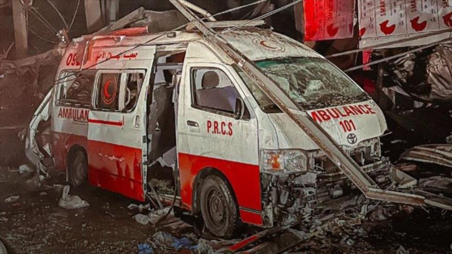 Las aviones de combate israelíes bombardean una ambulancia de la Media Luna Roja en la Franja de Gaza.