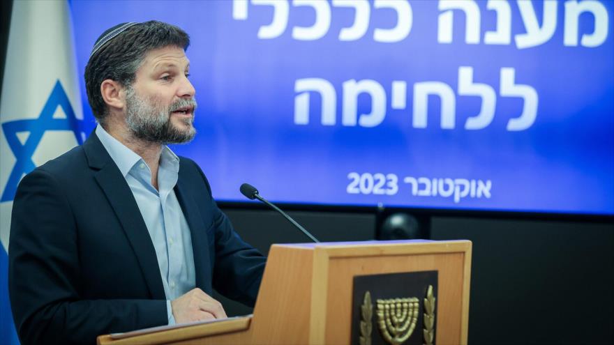 El ministro de finanzas del régimen sionista, Bezalel Smotrich, en el Ministerio de Finanzas en Jerusalén, 19 de octubre de 2023. (Foto: Flash90)
